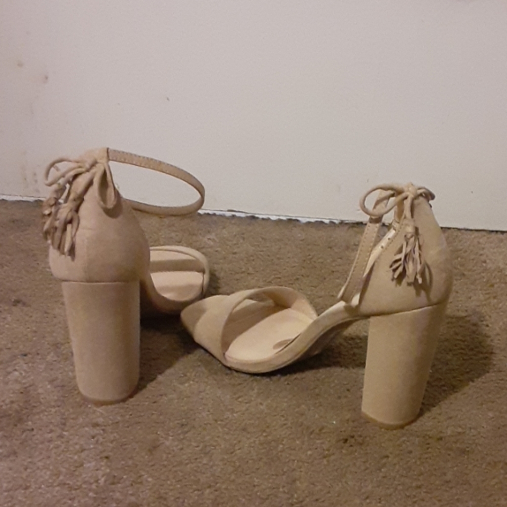 Heels - Picture 3 of 4